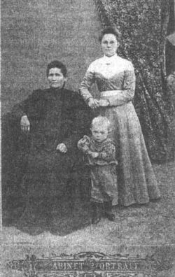 Моя бабушка Елизавета Илларионовна Лекаркина (справа) с матерью Натальей Петровной Богомоловой и сыном Петей