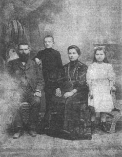 Семья старовера-миллионщика Волокушина: купец 1-й гильдии Иван Семёнович его супруга Мария Петровна (урождённая Долгова), сын Иван и дочка Домна 