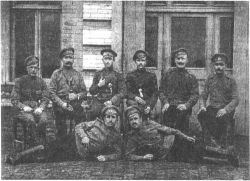 Фёдор Андреевич Козьменко (внизу слева) с сослуживцами в Персии, 1915 г.